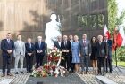 goście wydarzenia pod pomnikiem
