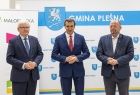 Grupa osób obecnych na wydarzeniu, wśród nich Józef Gawron