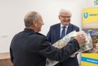 Józef Gawron wręcza komplet specjalistycznej odzieży