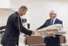 Józef Gawron wręcza komplet specjalistycznej odzieży