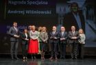 Przedstawiciele samorządu wojewódzkiego oraz zaproszeni goście wraz z laureatem nagrody, Andrzejem Wiśniowskim