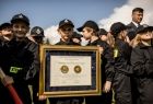 Najmłodsi strażacy trzymają medal Polonia Minor.