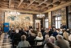 Uczestnicy wydarzenia siedzą w sali senatorskiej na Wawelu