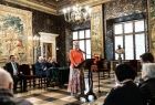 Iwona Gibas stoi przy mównicy