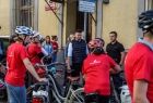 Łukasz Smółka rozmawia z rowerzystami
