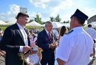 Minister Andrzej Adamczyk i wicemarszałek Łukasz Smółka rozmawiają ze strażakami.