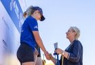 Iwona Gibas wręcza nagrodę