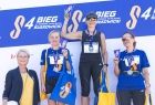 Iwona Gibas i biegaczki na podium