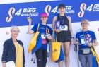 Iwona Gibas i biegaczki na podium