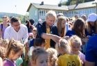 Iwona Gibas wręcza dzieciom medale