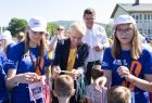 Iwona Gibas wręcza medale