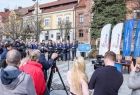 Wydarzenia na rynku w Myślenicach, na pierwszym planie stoją media.