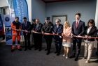 Uczestnicy wydarzenie przecinają wstęgę.