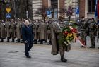 Grzegorz Surdy idzie za żołnierzem trzymającym wieniec z napisem Marszałek Województwa Małopolskiego.