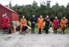 Wicemarszałek Łukasz Smółka stoi na placu z ratownikami OSP i ich psami.