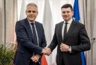 Wicemarszałek Łukasz Smółka ściska dłoń wiceprzewodniczącemu Philippowi Menieur.