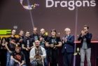 Wicemarszałek Józef Gawron stoi na scenie z laureatami nagrody.
