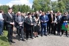 Uczestnicy obchodów przejdą za moment wspólnie przed obelisk upamiętniający zagładę Romów i Sinti w byłym obozie Birkenau