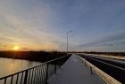 Chodnik na moście. W tle zachód słońca.
