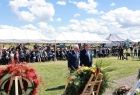 Kwiaty składają radny województwa Tadeusz Arkit oraz Jakub Przewoźnik, kierownik agendy Urzędu Marszałkowskiego Województwa Małopolskiego w Oświęcimiu