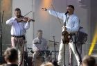 Muzycy w góralskich strojach ze skrzypcami