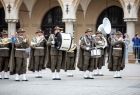 Orkiestra wojskowa w strojach góralskich gra.