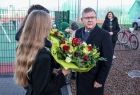 Marszałek Witold Kozłowski witany kwiatami przez młodzież przed wejściem na nowoczesny kompleks sportowy w Spytkowicach