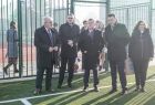 Marszałek Witold Kozłowski wraz z wójtem Mariuszem Krystianem podczas wizyty na nowym i nowoczesnym kompleksie sportowym w Spytkowicach 