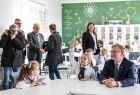 Marszałek Witold Kozłowski oraz dzieci biorące udział w pokazowych zajęciach w szkolnym laboratorium