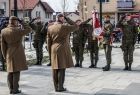 Grupa żołnierzy salutuje