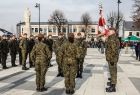 Żołnierze wypowiadają słowa przysięgi stojąc przy sztandarze