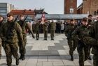 Żołnierze maszerują przez rynek