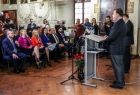 Członkowie zarządu i parlamentarzyści słuchają przemówienia księcia Sanguszko. 