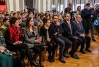 Zaproszeni goście na widowni. W tle dziennikarze. 
