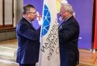 Marszałek Witold Kozłowski przekazuje flagę IE wiceprezesowi Komitetu Organizacyjnego. 