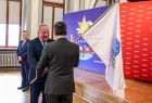 Wiceprezes Komitetu Organizacyjnego przekazuje flagę prezydentowi Tarnowa.
