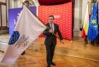 Prezydent Tarnowa prezentuje białą flagę IE.