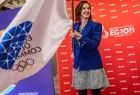 Członek zarządu Marta Malec-Lech z flagą Igrzysk.