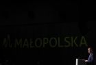 Widok na napis wyświetlony na ścianie Małopolska. 