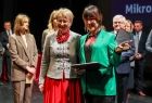 Iwona Gibas pozuje do zdjęcia z laureatką nagrody
