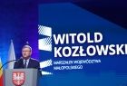 Zbliżenie na marszałka Witolda Kozłowskiego stojącego przy szarej mównicy. 