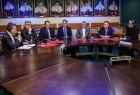 Wiceminister Andrzej Gut-Mostowy, marszałek Witold Kozłowski, rektor AWF prof. Andrzej Klimek, prezes spółki Igrzyska Europejskie 2023 Marcin Nowak oraz pełnomocnik prezydenta Krakowa ds. rozwoju kultury fizycznej Janusz Kozioł debatują przy stole.