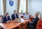 Marszałek Witold Kozłowski, Iwona Gibas z zarządu województwa, starosta oświęcimski Andrzej Skrzypiński podczas spotkania z rektor oświęcimskiej uczelni prof. Sonią Grychtoł