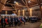 Wszystkie osoby w sali.