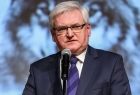 Wicemarszałek Józef Gawron stoi na scenie i mówi do mikrofonu.