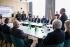 Marszałek Witold Kozłowski przemawia do zgromadzonych gości i mediów.