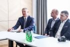 Dyrektor Departamentu Funduszy Europejskich Paweł Knapczyk. Obok dwaj mężczyźni.