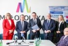Pamiątkowe zdjęcie. Dyrektor ZPS w Tarnowie, marszałkowie i panie poseł. 