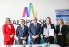 Dyrektor przychodni Specjalmed prezentuje umowę. Obok marszałkowie i panie poseł.