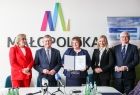 Dyrektor Centrum Medycznego „Kol-Med” prezentuje umowę. Obok marszałkowie i panie poseł.